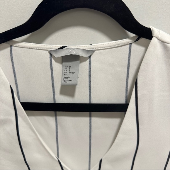 Modern Chic H&M Blouse Top with Cute Sleeve Slit and Bow Detail - Picture 5 of 6